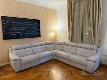 Divano in pelle grigio