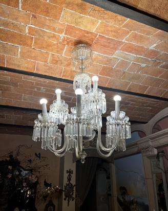 Antico lampadario di cristallo