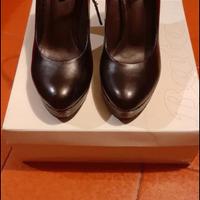 #Décolleté in pelle color nero. Bata