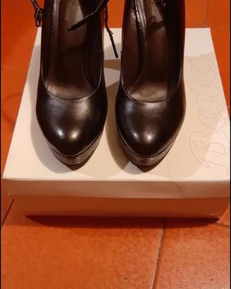 #Décolleté in pelle color nero. Bata