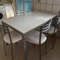 Tavolo da cucina con 4 sedie 