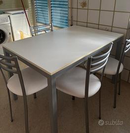 Tavolo da cucina con 4 sedie 