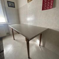 Tavolo da cucina con cassetto centrale