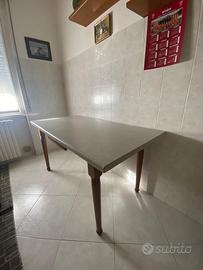 Tavolo da cucina con cassetto centrale