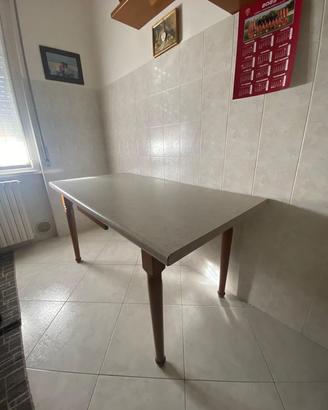 Tavolo da cucina con cassetto centrale