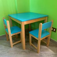 Tavolo e sedie in legno per bambini