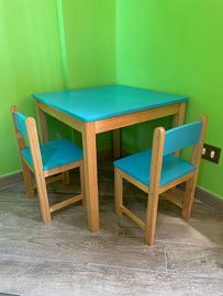 Tavolo e sedie in legno per bambini