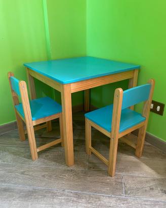 Tavolo e sedie in legno per bambini
