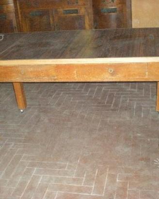 Vecchio tavolo con cassetti
