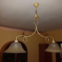 Lampadario in ferro battuto e vetro