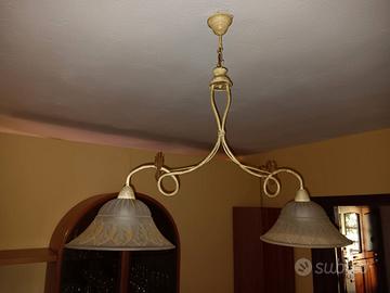 Lampadario in ferro battuto e vetro