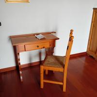 scrivania di pino con sedia 