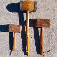 Tre antichi mazzuoli da falegname carpentiere