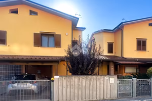 PORZIONE DI BIFAMILIARE A MOLINELLA