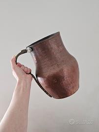 Brocca in rame con manico, antica