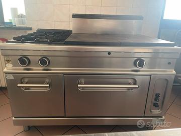 Cucina professionale con piastra