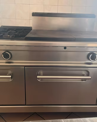 Cucina professionale con piastra