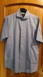 camicia azzurra a maniche corte