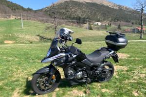 VStrom 650 XT con set borse completo e accessori
