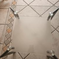 Tavolino in cristallo di design.