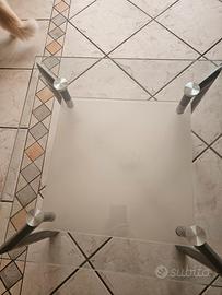 Tavolino in cristallo di design.