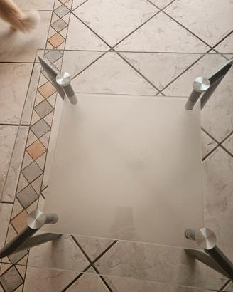 Tavolino in cristallo di design.