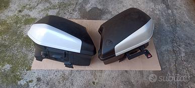 Borse laterali e guanti Ducati