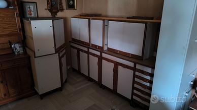 Cucina anni ’70 a L in legno laccato – già smontat
