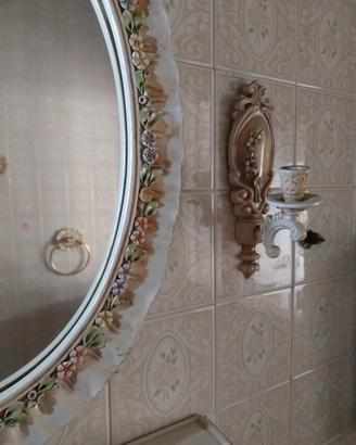 arredo bagno mattonelle mensole plafoniera