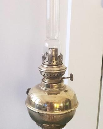 Antica lampada/lume a olio/petrolio in ottone