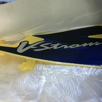 ADESIVO DX V -STROM 07-09 SUZUKI 68685-27G00-CUA