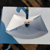Lavello in plastica bianca