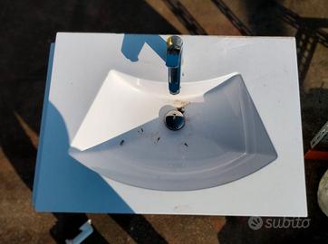 Lavello in plastica bianca