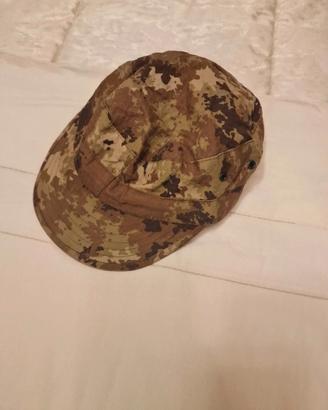 cappellino mimetico con visiera