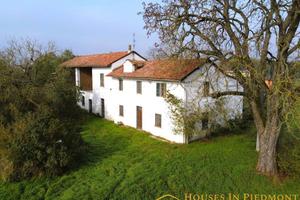Rustico / Casale di 200 m² con più di 5 locali a A