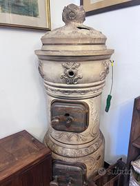 Stufa  a legna antica in terracotta e ghisa
