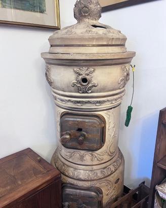Stufa  a legna antica in terracotta e ghisa