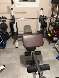 Palestra con attrezzi e pesi