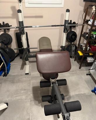 Palestra con attrezzi e pesi