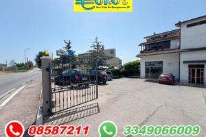 Locale commerciale con parcheggio privato