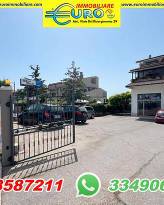 Locale commerciale con parcheggio privato