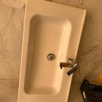 Lavandino bagno con miscelatore