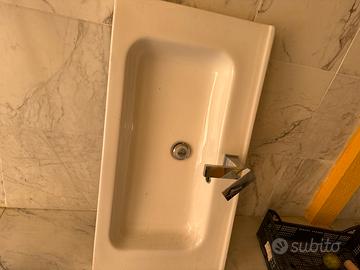 Lavandino bagno con miscelatore