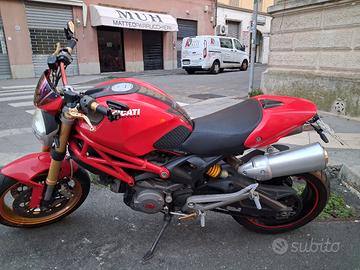 Ducati monster696 