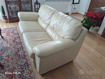 Divano Chateau d'Ax 3 posti in ecopelle.