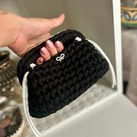 Clutch bicolore con fiocco