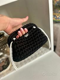 Clutch bicolore con fiocco