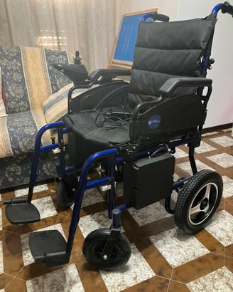 Sedia a rotelle motorizzata pieghevole