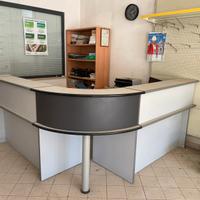 Scaffalatura e banco vendita angolare