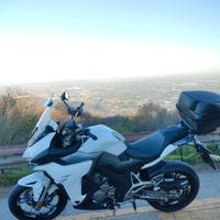 Moto Zontes ZT 310x bianca e nera 